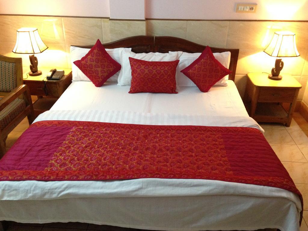 Hotel Ekant ファリーダーバード エクステリア 写真