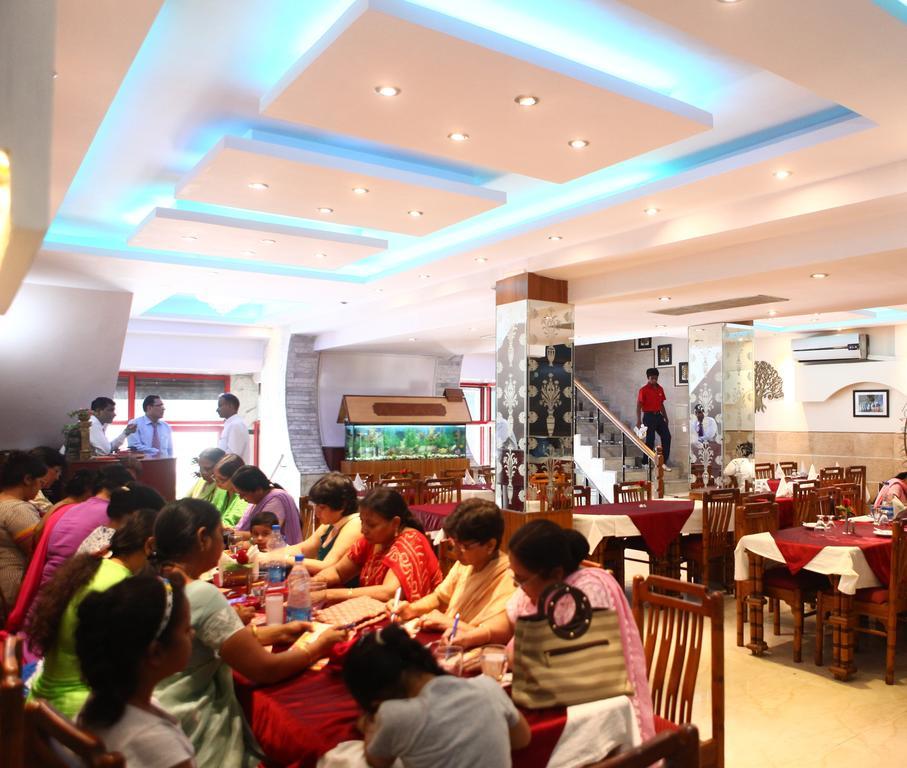 Hotel Ekant ファリーダーバード エクステリア 写真