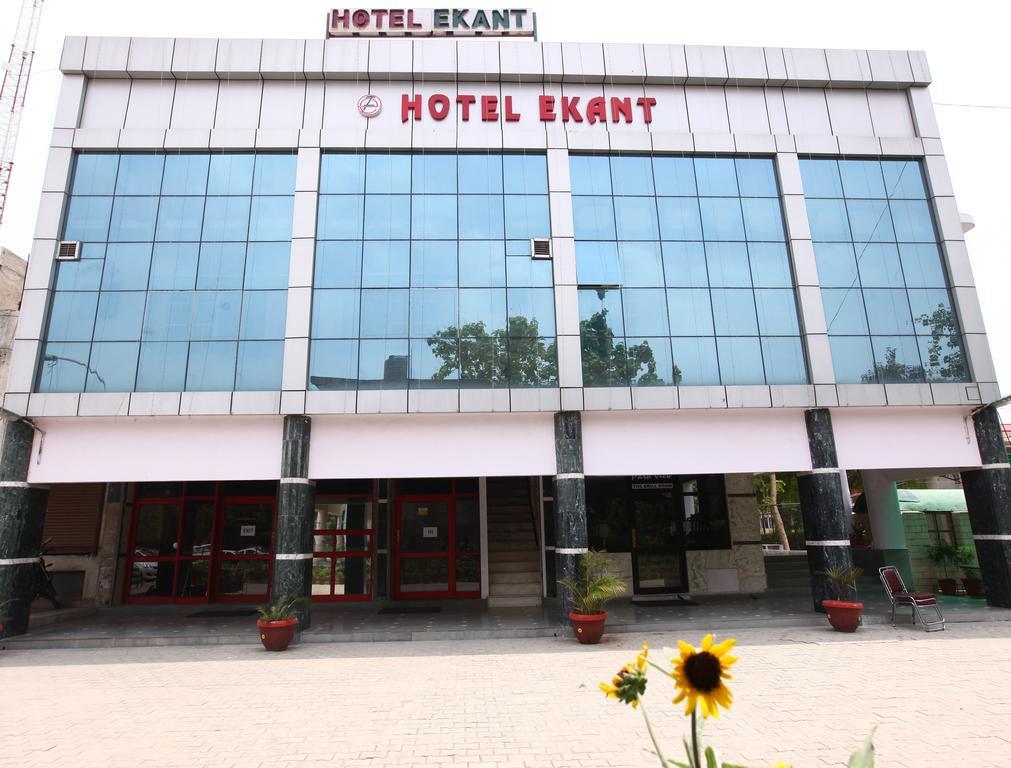 Hotel Ekant ファリーダーバード エクステリア 写真