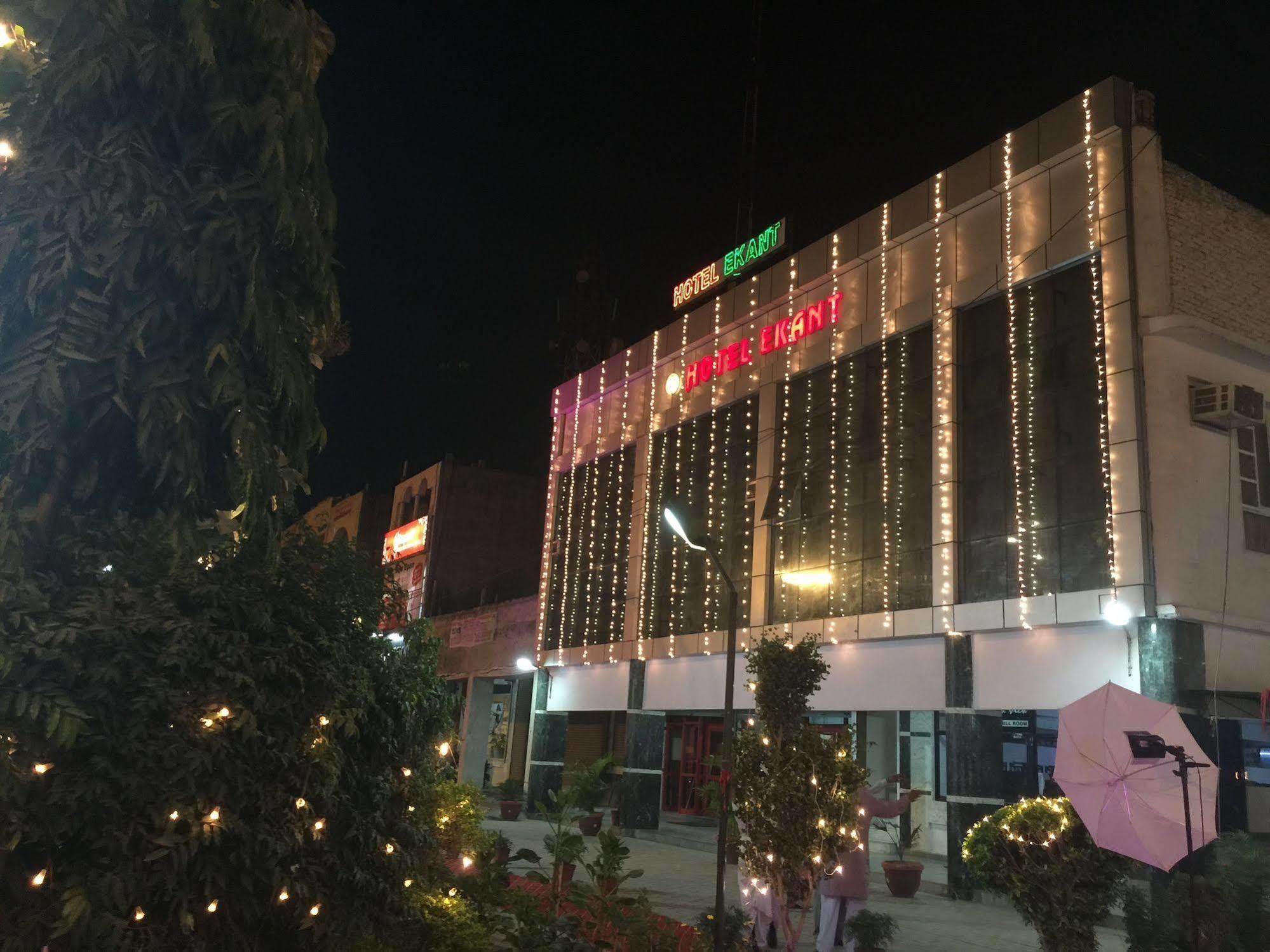Hotel Ekant ファリーダーバード エクステリア 写真
