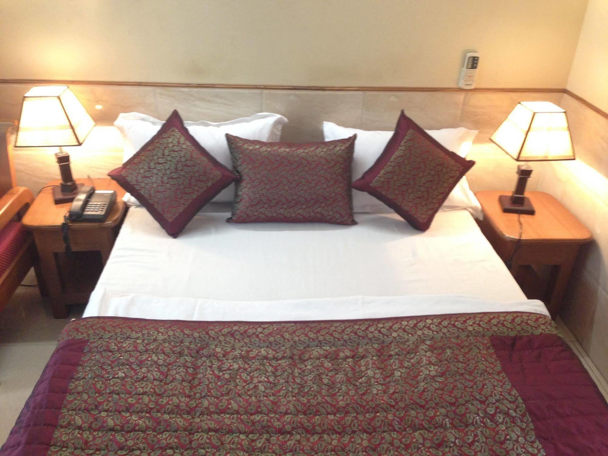 Hotel Ekant ファリーダーバード エクステリア 写真