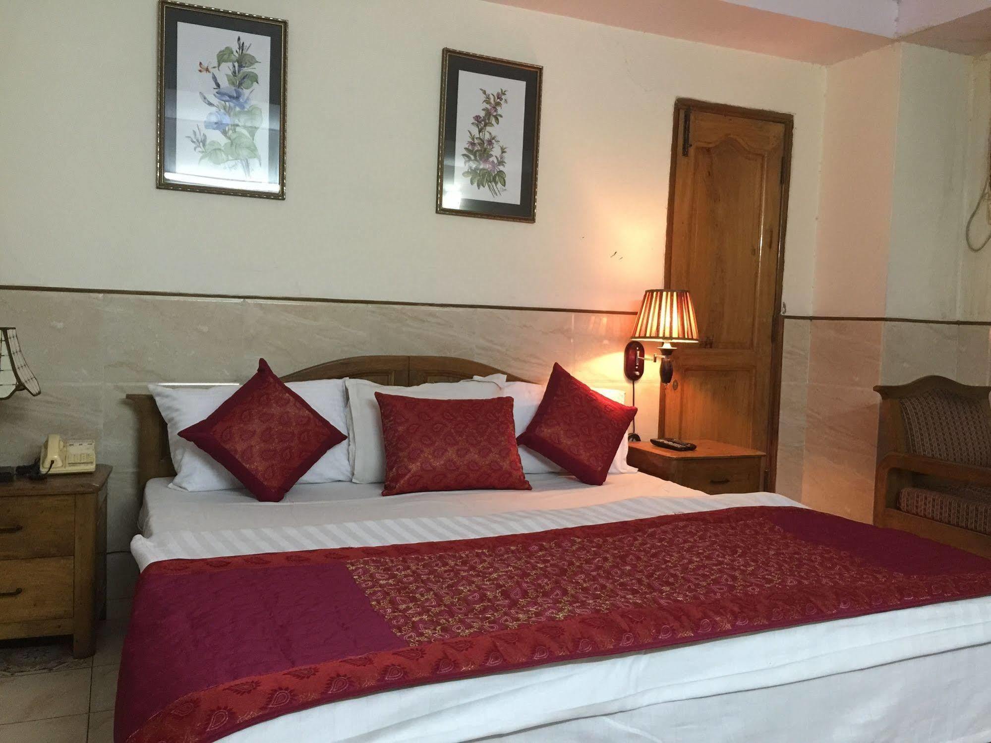 Hotel Ekant ファリーダーバード エクステリア 写真